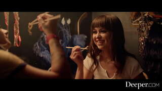 Lebih mendalam. Seksi babes menikmati lesbian fuck