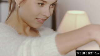 Cute brunette watches herself in the mirror അതേസമയം, താഴേക്കൊഴികിയില്ല