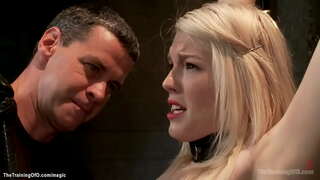 Vrelu vezane plava početnika Эллу Нову muči i disciplinu master James Могул, a zatim čini da sisa i da se ševe velikim član grube gimp Owen Gray