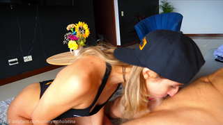 OneNymphoLatina DEEPTHROATS واحدة من معجبيها و يبتلع سميكة THROATPIE