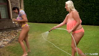 Inserimento Dildo e Titty Succhiare per Due Busty Lesbiche