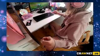 Webcam gamer zazavavy get handjob mba hanampy ny olon-tiany, rehefa milalao lalao LOL