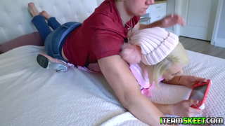 Sexy gamer babe Ava Sinclaire mandao ny lalao ary manomboka fucking ny sipa akoho sy mahatonga azy cum ao an-big tits