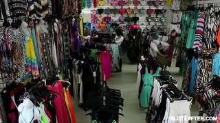 Blondie teen Haley Spades xurgatzen oilarra eta ohitu bere pussy fucked itzeleko aldi berean