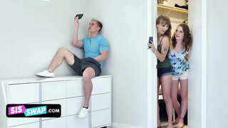 Siswap - Пажадлівыя Зводныя Сёстры Падманваюць Сваіх Вялікіх Зводных братоў І Трахать Іх На канапе