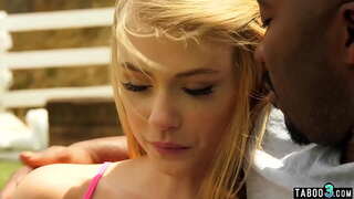 Тощую падчерицу междурасовите секс чука баща на бибиси в градината