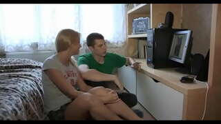 A csinos barna lány lovagol fel kövér kakas