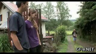 ���्यो बालक फैलिन्छ खुट्टा व्यापक खुला