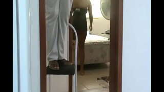 Ang babaye sa Pamag Nagpakita nga walay panty mismo sa Electrician