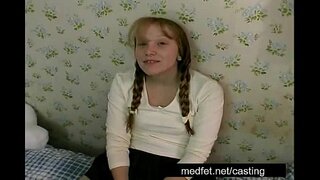 Katie dễ thương cố gắng Ra cho một vai trò