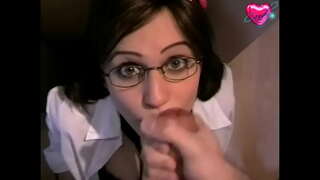 Carino ragazza in occhiali ottiene un buon