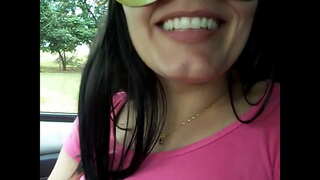 Hans kone, Rachel, der viser off på gaden