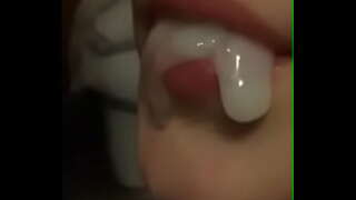 ���হু পুরুষের এক নারির মুখের ভিতরের