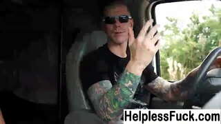 ���ીનેજ છોકરીઓ Hitchhiking