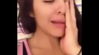 відэа, прысвечанае хлопцу, які дэманструе свае мускулы