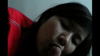 Азиатская любительская шлюха делает минет пальцами