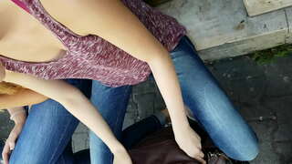 Qız ilə даунблоус bu уличном паблике