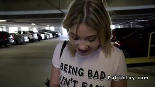 ���मेरिकन गधा सुनहरे बालों वाली कट्टर घर के बाहर