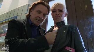 ˹�비안 슈미트 폭포,파파라치하의 희생자들을 돕고 있었습니다.....