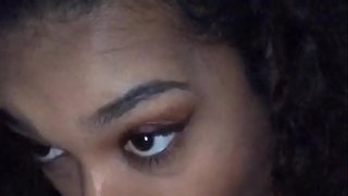 ДЗЯЎЧЫНА БЯРЭ ВЯЛІКІ БЕЛЫ ЧЛЕН І ОТСАСЫВАЕТ ЯГО