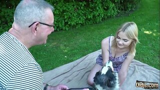 Melyn ifanc yn gwneud hen ddyn cum yn ei geg