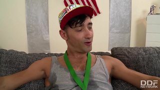 Азтай ялагч fucks Анита Б. хүртэл түүний илжиг байхад lesbo өсвөр Женни үрж түүний нойтон clit