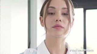 Распусьнік тых, што пакаеўка Тэйлар Сэндс падстаўляе сваю гарачую азадак, каб павітаць 2 цвёрдых члена ў сваёй ідэальнай шапіках і ныючага дупе пасля адсмоктвання іх цвёрдых членаў! Аплата? 2 гарачыя працэдуры па догляду за асобай! Поўны ролік на Private.com!