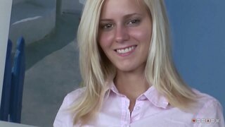 میٹھی لیکن شرارتی سنہرے بالوں والی ، سے محبت کرتا ہے سوار کرنے کے لئے ان کی ڈک کے ساتھ عظیم کوشش