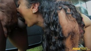 Taxi Ấn độ Marina Maya BBC, lần đầu tiên trong một chiếc taxi