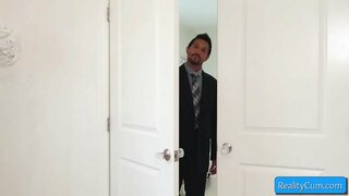 Cutie պատանի блондиночка ստիպում է ցնցող մինետ массивному սպիտակ անդամ և դա նրան դուր է գալիս