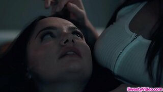 Busty babe uso ameketi msagaji mpenzi