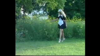 Nespodobnih vrtnar predlaga blond služkinja malo prekleto na zeleni travi